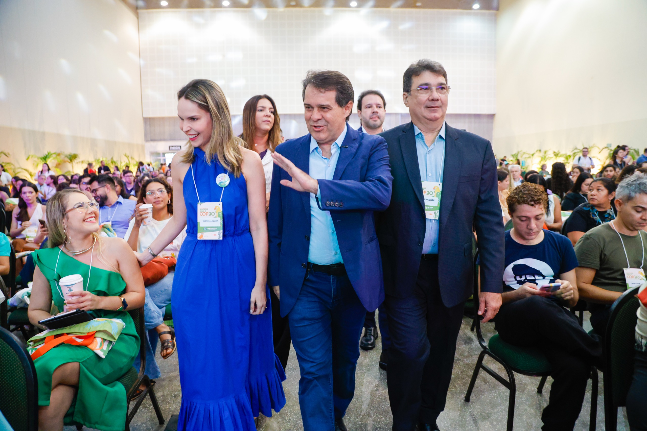 prefeito evandro e vice-prefeita Gabriella caminham entre as fileiras do evento